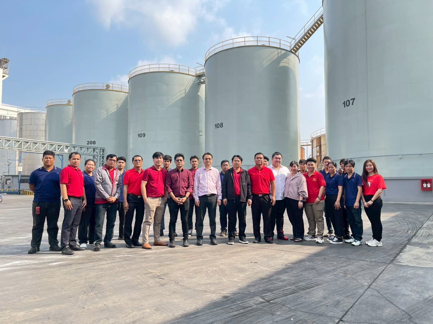The Jit Aree team at the company's edible-oil refinery in Thailand