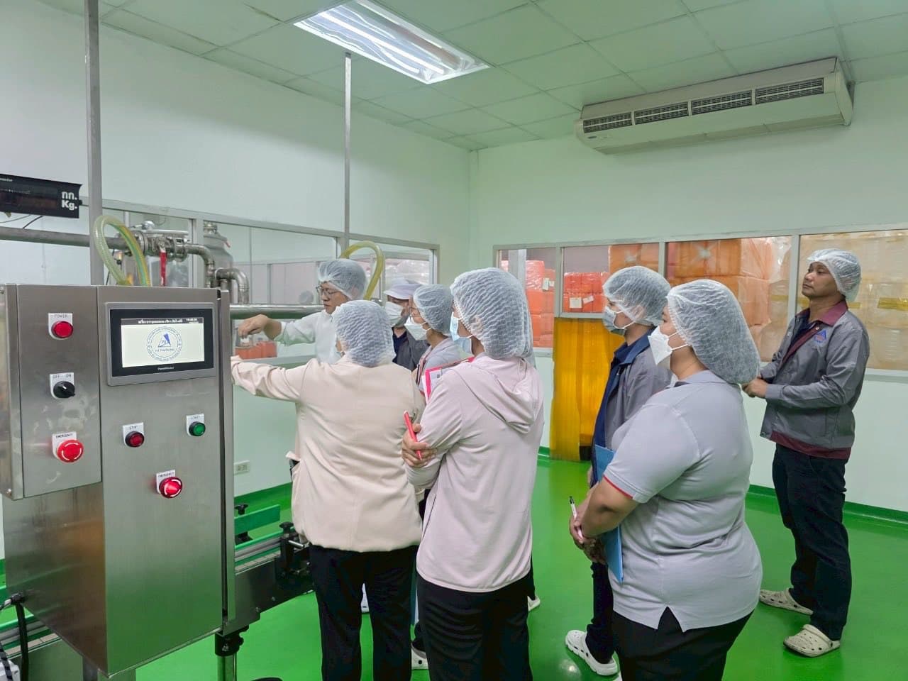 Cleanroom filling line packaging cooking oil under GMP conditions